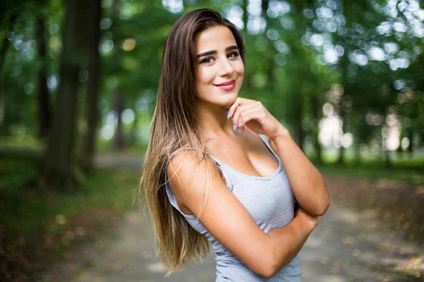 Portrait in park of a beautiful tanned teen student girl. — Stock Photo, Image
