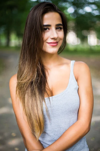 Portrait in park of a beautiful tanned teen student girl. — Stock Photo, Image