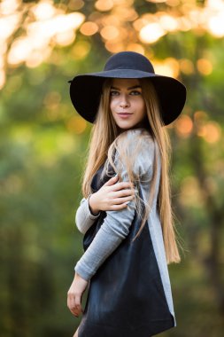 Moda giysiler giyen güzel şık genç kadın.