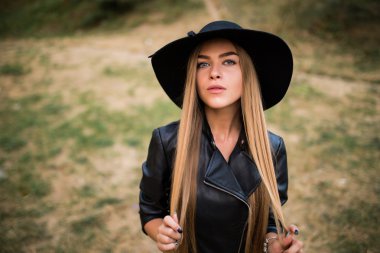 Hareketi ile genç mutlu çekici kız