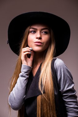 Yürüyüş ve poz genç güzel kız