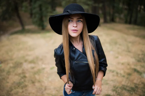 Jovem menina encantadora feliz com gesto — Fotografia de Stock