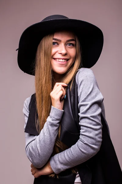 Jovem menina bonita andando e posando — Fotografia de Stock