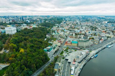 Dinyeper Nehri ve Kyiv şehrinin güzel manzarası.