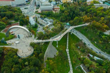 Ukrayna 'nın Kiev silueti üzerinden yeni yaya bisikleti parkı inşaatı, tepeler, parklar ve Kyiv şehir manzarasının havadan görünüşü