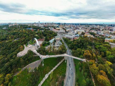 Hava aracı görüntüsü. Kiev 'deki yaya köprüsü.