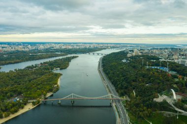 Dinyeper Nehri 'nin ve Ukrayna' nın en büyük şehir ve başkenti Kyiv 'in hava manzarası..
