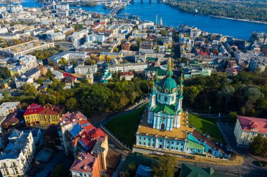 Saint Andrew Kilisesi 'nin ve Andreevska Caddesi' nin yukarıdan görünüşü.