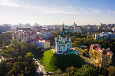 Saint Andrew Kilisesi 'nin ve Andreevska Caddesi' nin yukarıdan görünüşü.