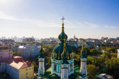 Saint Andrew Kilisesi 'nin ve Andreevska Caddesi' nin yukarıdan görünüşü.