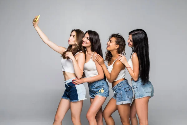 Glad Leende Unga Fyra Flickor Som Tar Selfie Telefonen Isolerad — Stockfoto