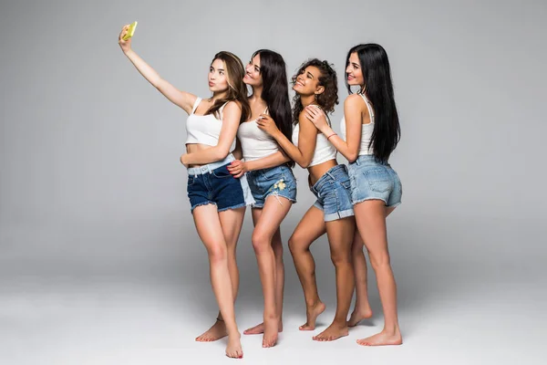 Szczęśliwy Uśmiechnięty Młody Cztery Dziewczyny Biorąc Selfie Telefon Odizolowany Białym — Zdjęcie stockowe