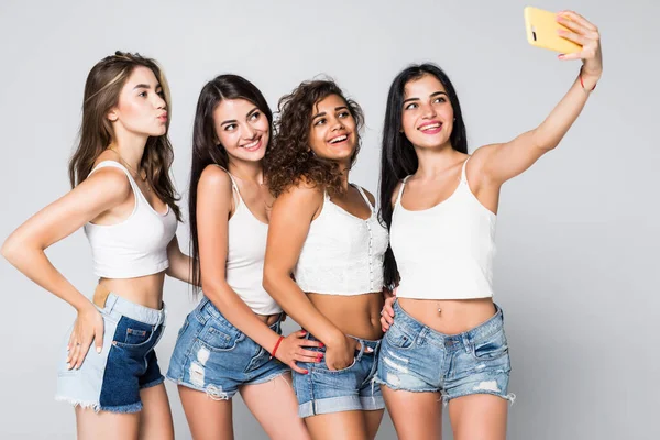 Cuatro Amigas Hacen Selfies Aisladas Sobre Fondo Blanco — Foto de Stock