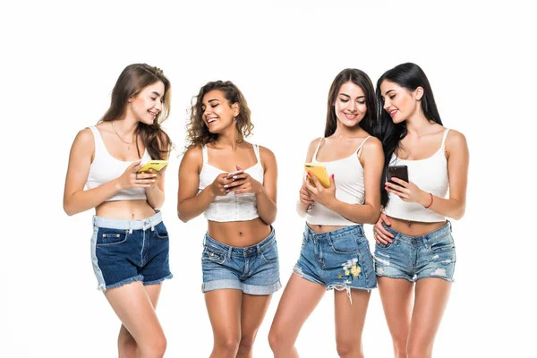 Quatro Meninas Sexy Camisas Brancas Calções Ganga Com Telefones Nas — Fotografia de Stock