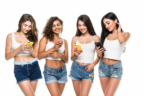 Quatro Meninas Sexy Camisas Brancas Calções Ganga Com Telefones Nas — Fotografia de Stock