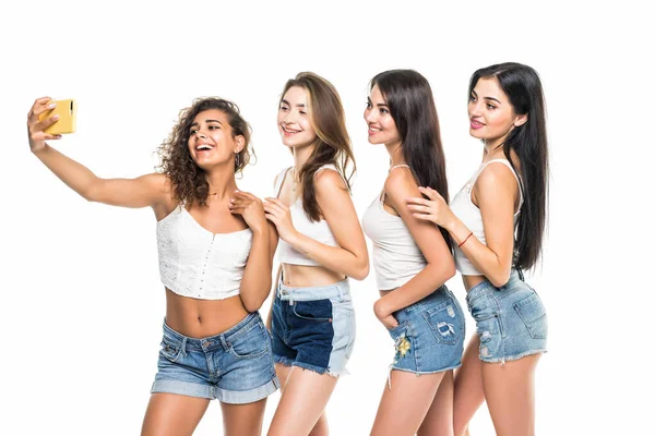 Quatro Meninas Amigas Tomando Selfie Isolado Fundo Branco — Fotografia de Stock