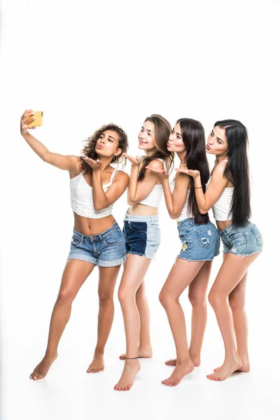Четыре Девушки Друзья Делают Селфи Изолированы Белом Фоне — стоковое фото
