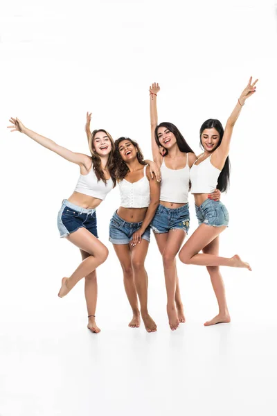 Pełen Portret Szczęśliwej Czwórki Dziewcząt Wytykających Palcami Kamerę Białym Tle — Zdjęcie stockowe