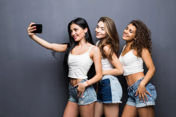 Négy Fiatal Többnemzetiségű Különböző Fajtájú Női Modell Testméret Hajszín Ahogy — Stock Fotó