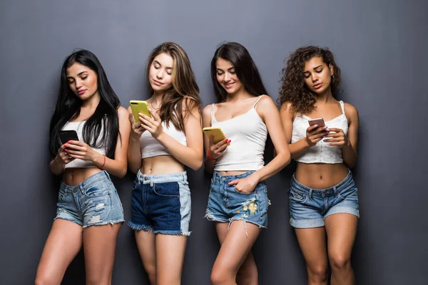 Vier Gelukkige Vrouwen Vrienden Delen Van Sociale Media Een Smart — Stockfoto