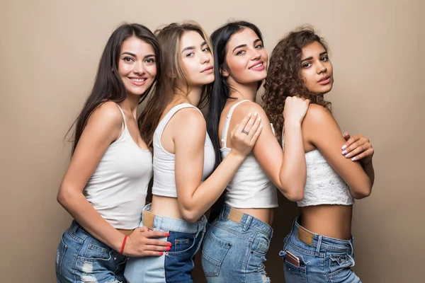 Quattro Donne Camicie Bianche Pantaloncini Che Abbracciano Isolato Sfondo Beige — Foto Stock