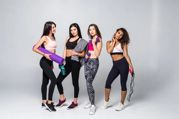 Cuatro Mujeres Fitness Sosteniendo Diferentes Equipos Ejercicios Aislados Sobre Fondo —  Fotos de Stock