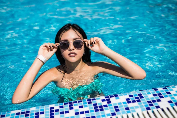 Vacker Ung Kvinna Bikini Vid Pool — Stockfoto