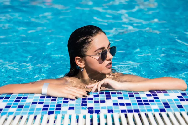 Attractive Woman Sunglasses Edge Pool — Stock Photo, Image