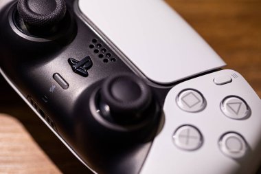 Chernivtsi, Ukrayna - Mart 2021: Yeni Sony PlayStation 5 set- top kutusunun joystick parçalarını aşırı yakın çekim.