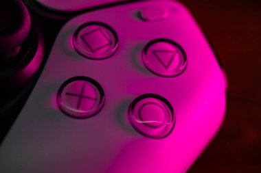 Chernivtsi, Ukrayna - Mart 2021: Yeni Sony PlayStation 5 yerleşim kutusunun joystick parçalarını aşırı yakın çekim.