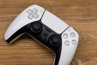 Chernivtsi, Ukrayna - Mart 2021: Yeni Sony PlayStation 5 set-top kutusundan joystick 'in uç kısımları. Kamera devrim niteliğindeki TV oyun kutusundaki beyaz kumanda etrafında dönüyor..