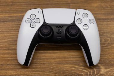 Chernivtsi, Ukrayna - Mart 2021: Yeni Sony PlayStation 5 set-top kutusundan joystick 'in uç kısımları. Kamera devrim niteliğindeki TV oyun kutusundaki beyaz kumanda etrafında dönüyor..