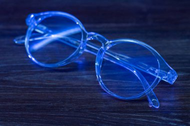 Gözlükler ofis masasının üstünde, arka planda.