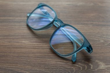 Ahşap masadaki gözlüklü mavi renk.