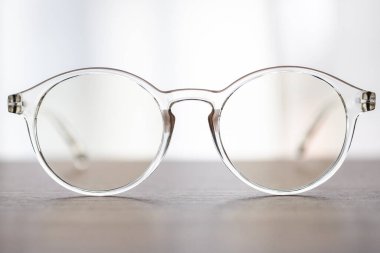 Gözlükleri kapatın. Gözlük. Modern gözlük. Şeffaf mercekli yuvarlak gözlükler..