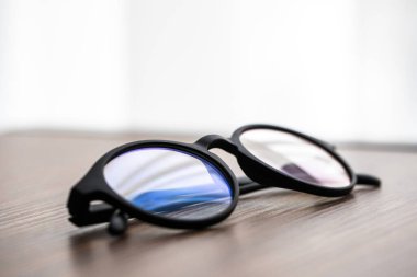 Bardaklar ahşap ofis masasında.