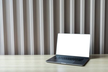 Masada modern dizüstü bilgisayarı olan bir işyeri