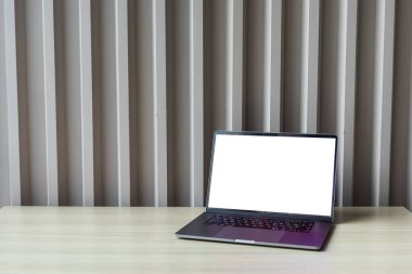 Masada modern dizüstü bilgisayarı olan bir işyeri