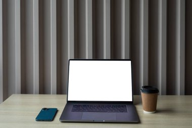 Laptop beyaz ekran ve telefon, çalışma masasına gidecek kahve. Ön görünüm
