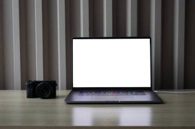 Kameranın üst görüntüsü, dizüstü bilgisayar. Fotoğrafçının çalıştığı yer.