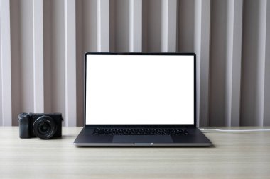 Kameranın üst görüntüsü, dizüstü bilgisayar. Fotoğrafçının çalıştığı yer.