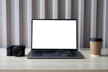 Ofis malzemeleri ve aletler beyaz masada, üst manzara