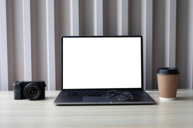 Ofis malzemeleri ve aletler beyaz masada, üst manzara