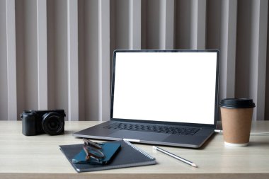 Özel çalışma alanı: eski kamera, dizüstü bilgisayar, kahve, dizüstü bilgisayar ve kağıt ahşap bir fırın zemininde.