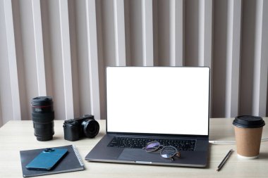 Özel çalışma alanı: eski kamera, dizüstü bilgisayar, kahve, dizüstü bilgisayar ve kağıt ahşap bir fırın zemininde.