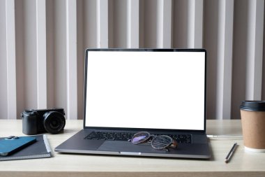 Özel çalışma alanı: eski kamera, dizüstü bilgisayar, kahve, dizüstü bilgisayar ve kağıt ahşap bir fırın zemininde.