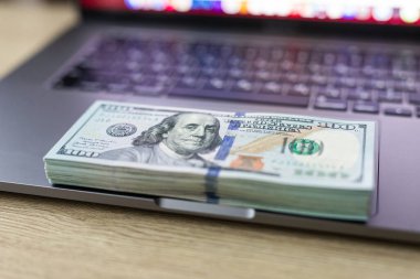Klavyede 20 dolarlık banknotlar var. İnternetteki e-ticaret işi parası, serbest çalışan.
