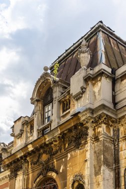 Juny, 2021 - Bükreş, Romanya: Bükreş şehir merkezinde çürümekte olan eski konut