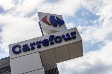 Juny, 2021 - Bükreş, Romanya: Bükreş 'te çok uluslu Fransız perakendecisi Carrefour' un logosu en tepede görülüyor.