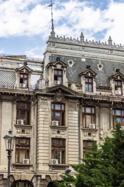 Juny, 2021 - Bükreş, Romanya: Bükreş şehir merkezinde çürümekte olan eski konut